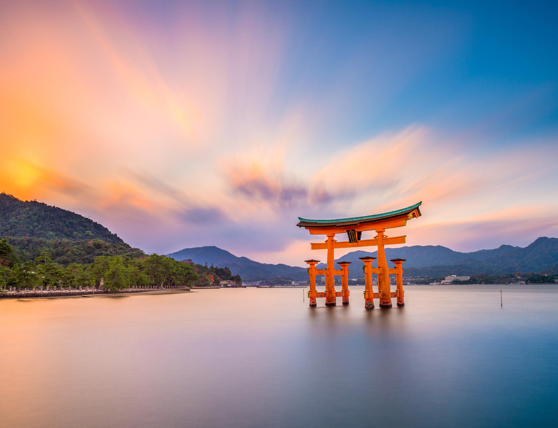 Noah Jigsaw Puzzle Miyajima, Hiroshima, Japan at the floating gate of Itsukushima Shrine 1000 pieces