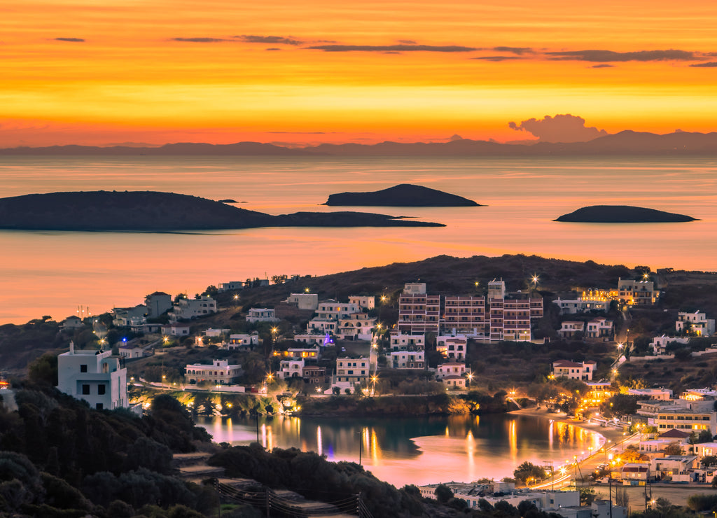 Die Bucht von Batsi auf der griechischen Kykladen-Insel Andros im Sonnenuntergang