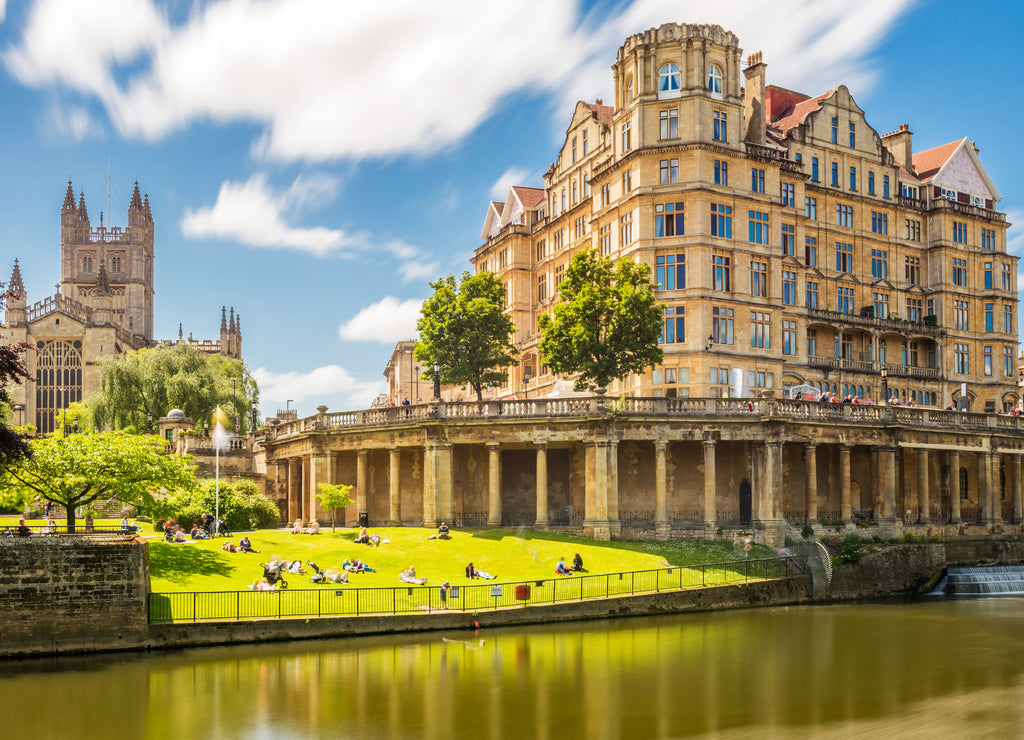 The Pulteney Bridge in Palladian style crosses the River Avon in Bath