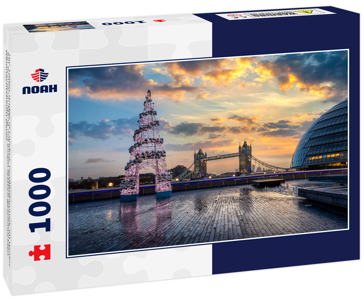 Die Tower Bridge in London, Großbritannien, im Winter bei Sonnenaufgang mit einem festlich geschmückten Weihnachtsbaum davor