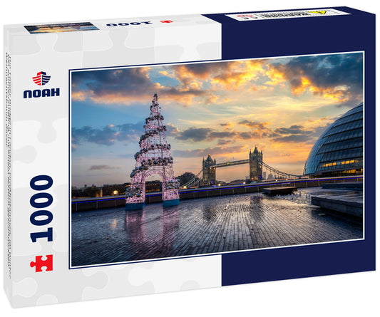 Die Tower Bridge in London, Großbritannien, im Winter bei Sonnenaufgang mit einem festlich geschmückten Weihnachtsbaum davor