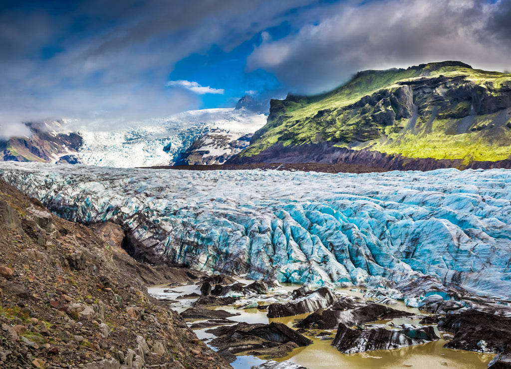 Stunning Vatnajokull glacier and mountains in Iceland