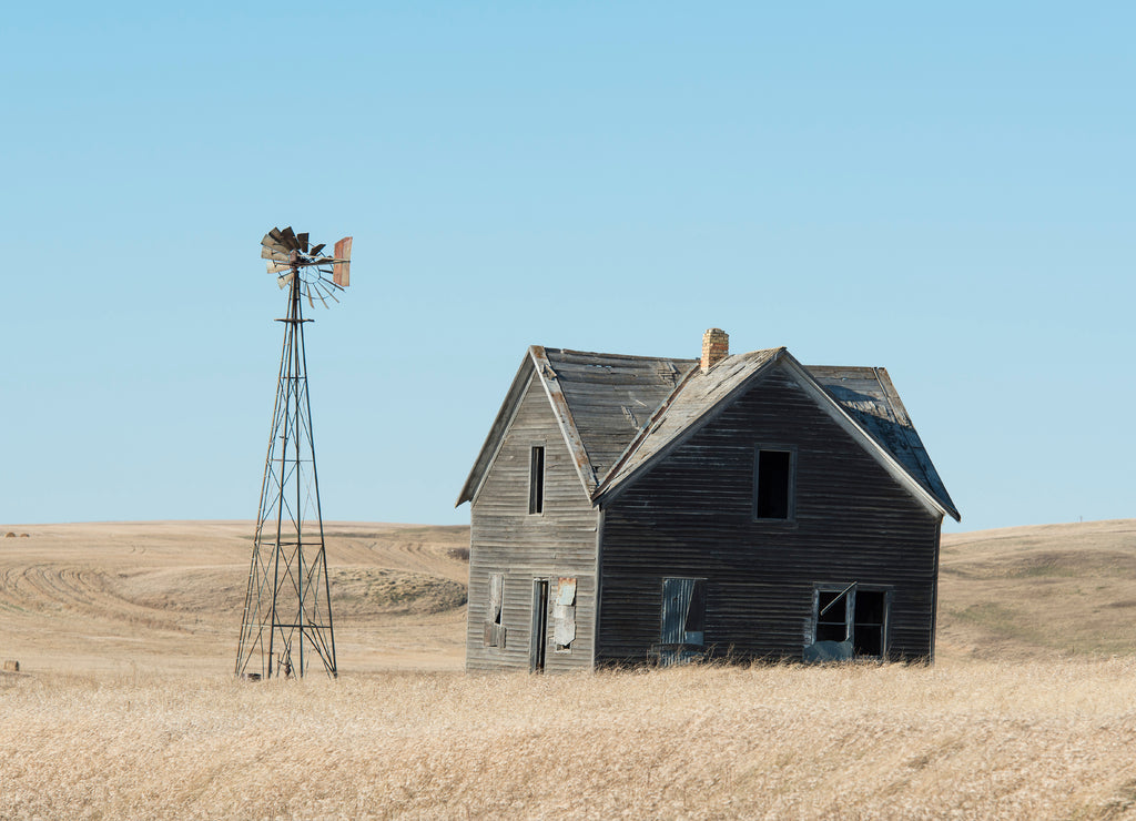 An old farmhouse on the prairie in North Dakota