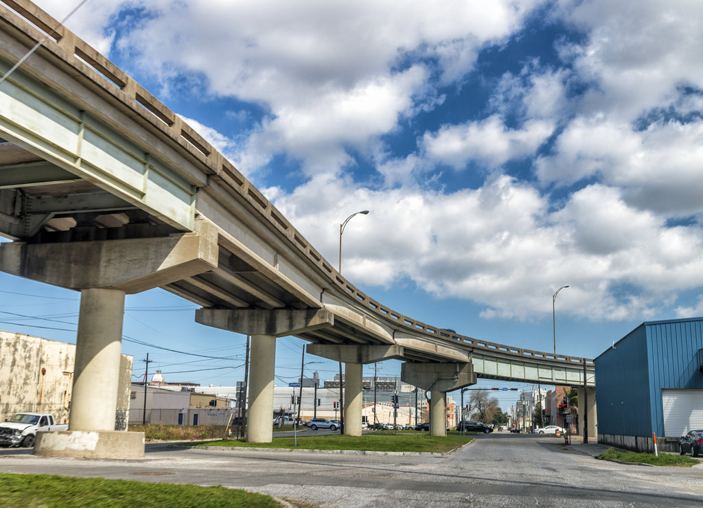 Diamond Head, Mississippi: Interstate bridge over city buildings on a sunny day