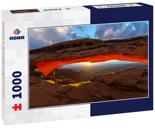 Mesa Arch at sunrise, Canyonlands National Park, Utah, USA