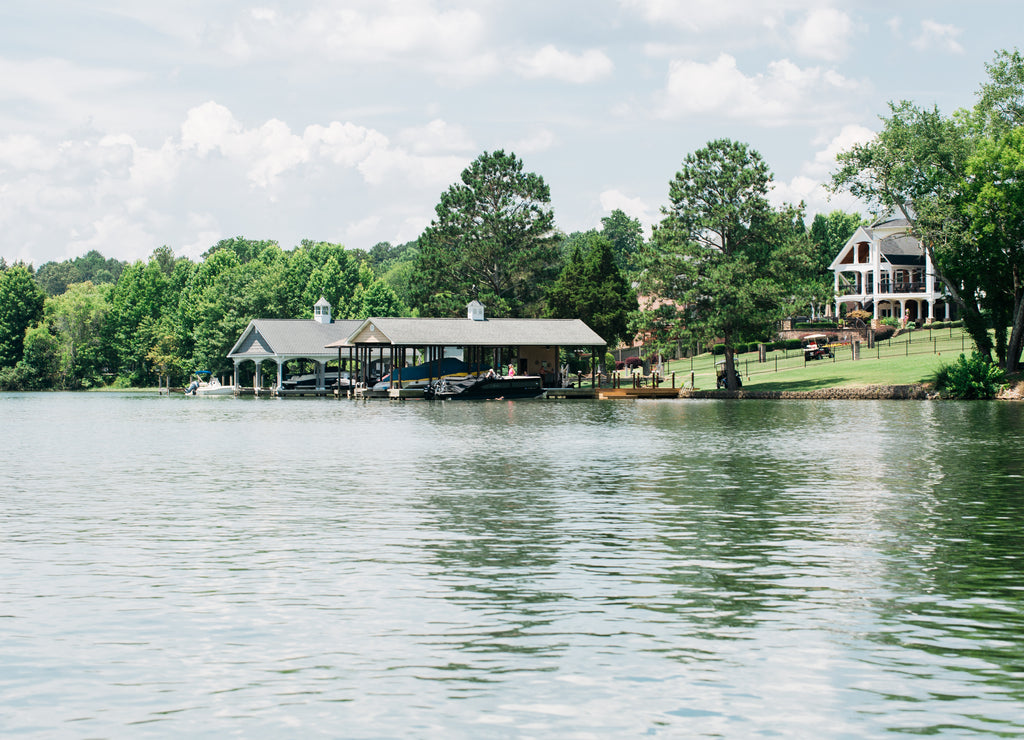 Tennessee River Homes on the Bank