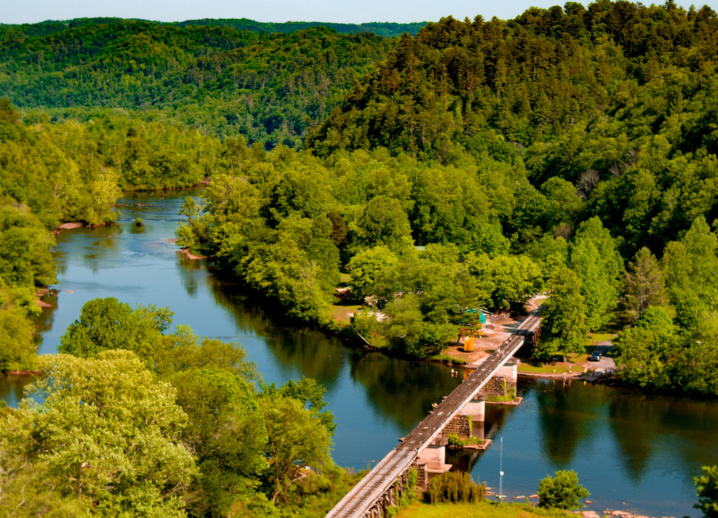 Train bridge over the Hiawassee River in Tennessee – Gorgeous afternoon picture of a train bridge in Tennessee in high resolution