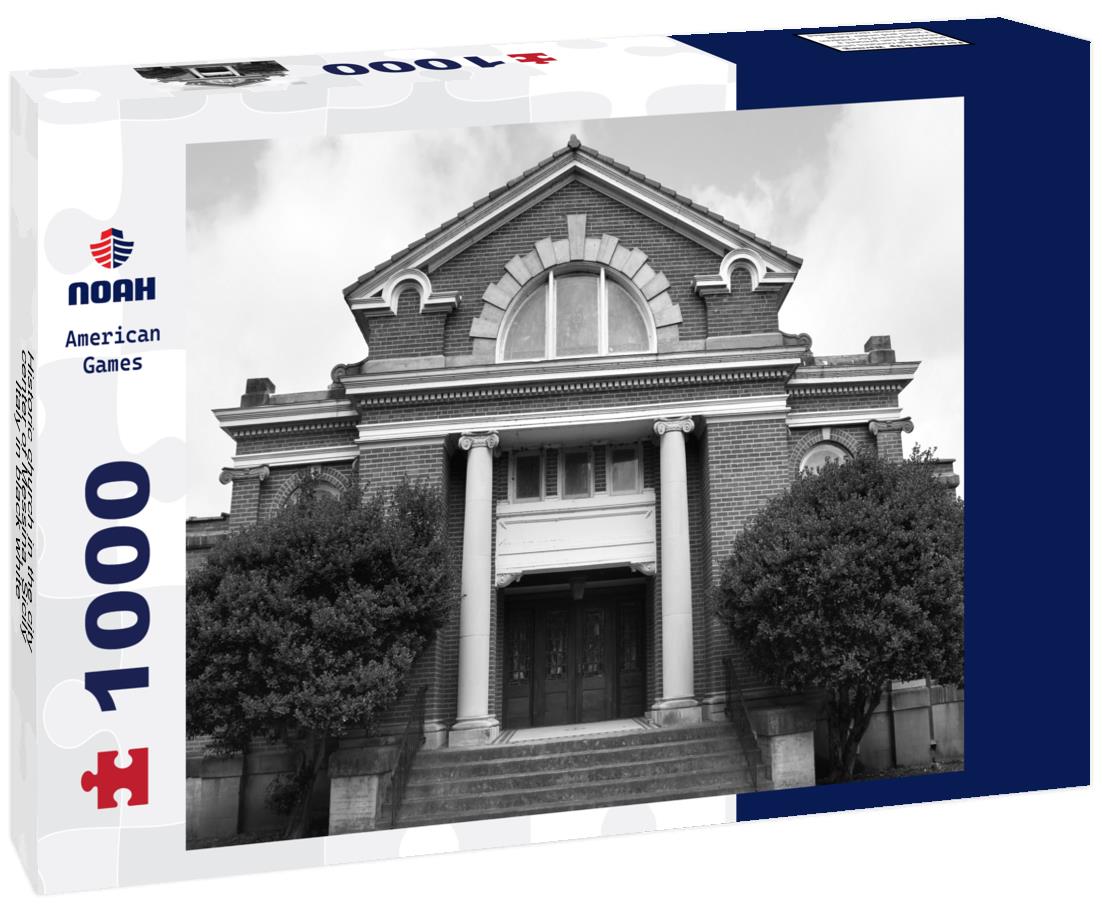 Noah Jigsaw Puzzle Historic church in the city center of Messina, Sicily, Italy in black white 1000 pieces