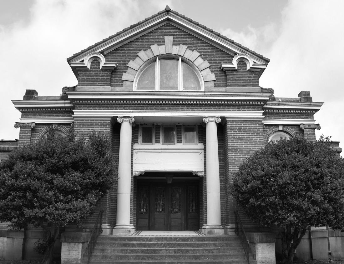Noah Jigsaw Puzzle Historic church in the city center of Messina, Sicily, Italy in black white 1000 pieces