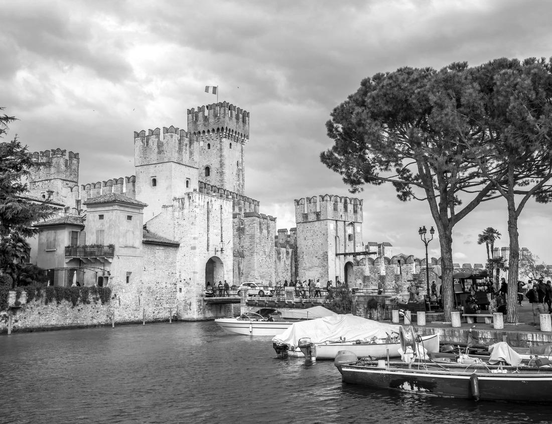 Noah Jigsaw Puzzle Cincinnati, Ohio, USA skyline on the river at dusk in black white 1000 pieces