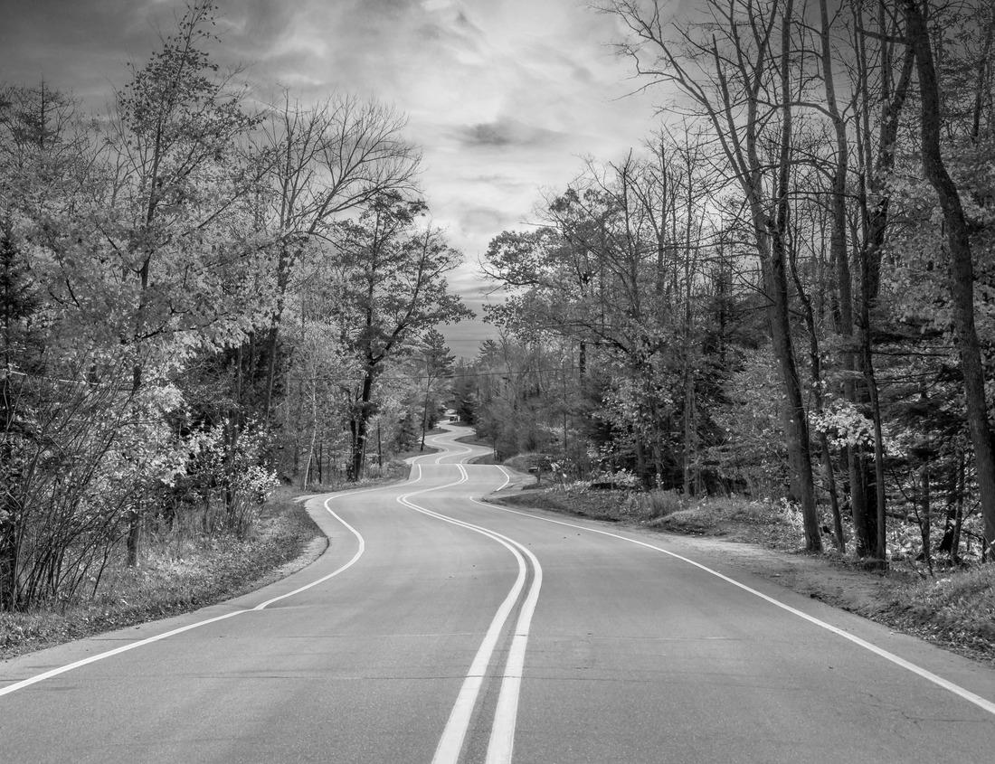 Noah Jigsaw Puzzle Acapulco Bay with its characteristic hotel line in front of a small beach with a beautiful blue ocean on a sunny summer day in black white 1000 pieces