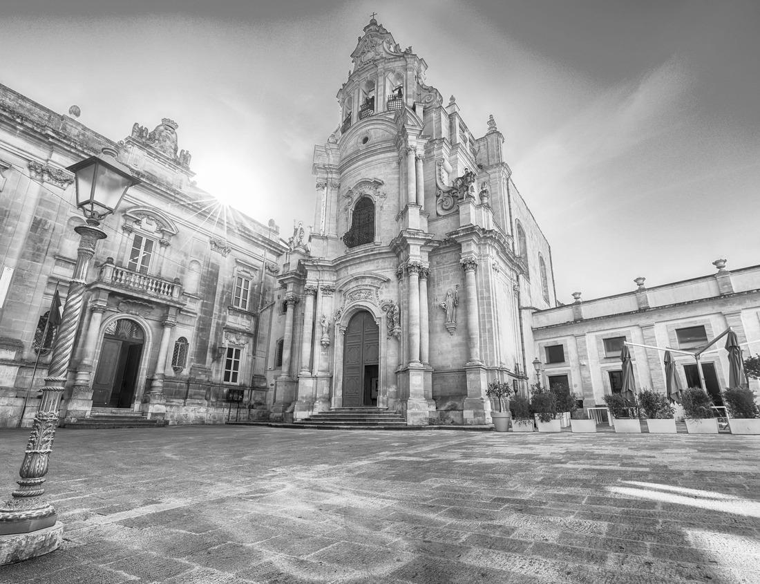 Noah Jigsaw Puzzle Columbia, Missouri, USA historic campus and columns in black white 1000 pieces