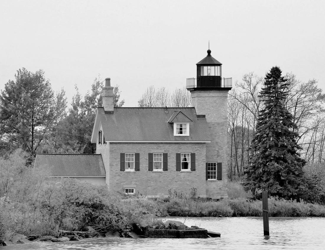 Noah Jigsaw Puzzle Aerial view of Cedar Rapids, Iowa in summer in black white 1000 pieces