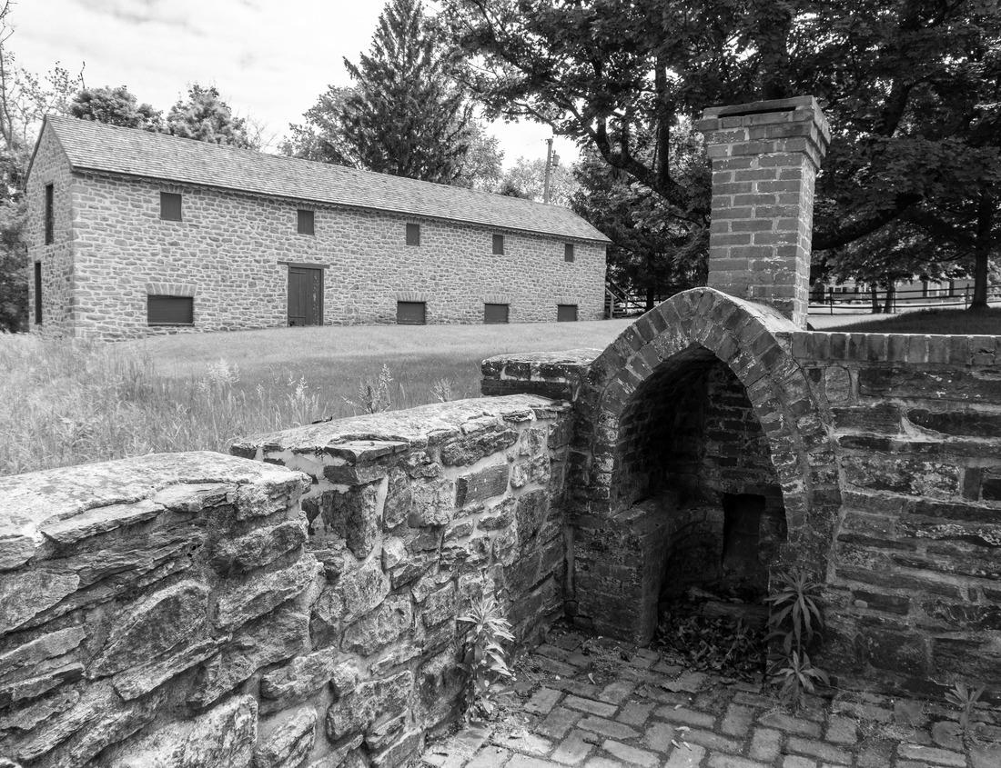 Noah Jigsaw Puzzle Mother Bear Fishing with the junctions of the Chilkoot River, Haines Alaska in black white 1000 pieces