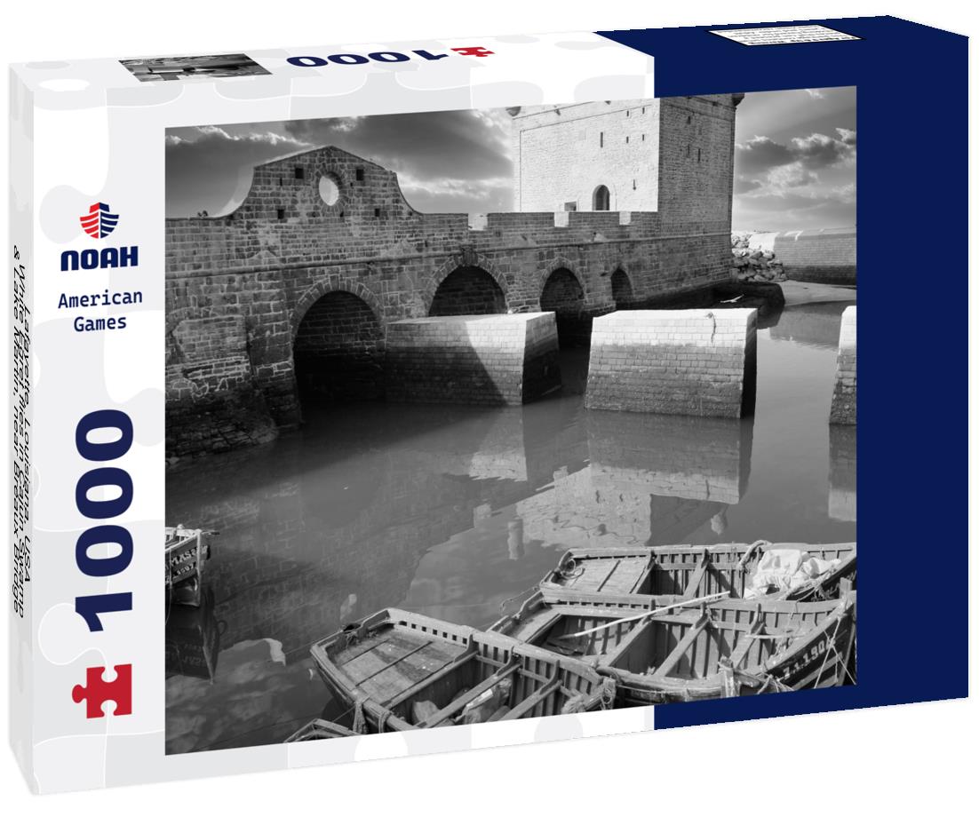 Noah Jigsaw Puzzle Lafayette, Louisiana, USA - White Egret flies in Cajun Swamp & Lake Martin, near Breaux Bridge and Lafayette Louisiana in black white 1000 pieces