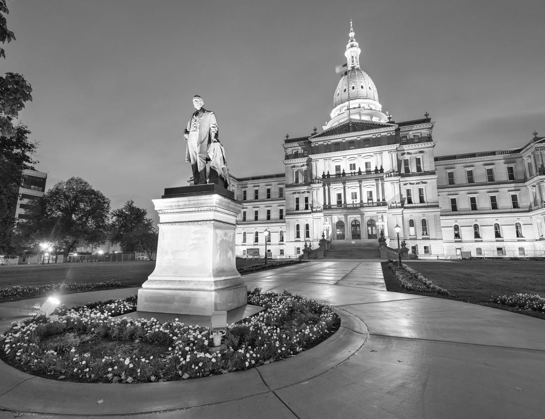 Noah Jigsaw Puzzle Ben Franklin Statue looks over the streets of Philadelphia PA in black white 1000 pieces