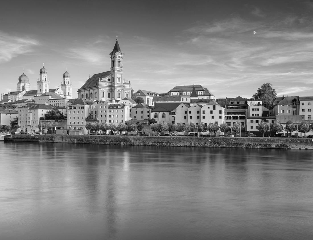 Noah Jigsaw Puzzle Brussels City Hall and Mont des Arts at sunset in Brussels, Belgium in black white 1000 pieces