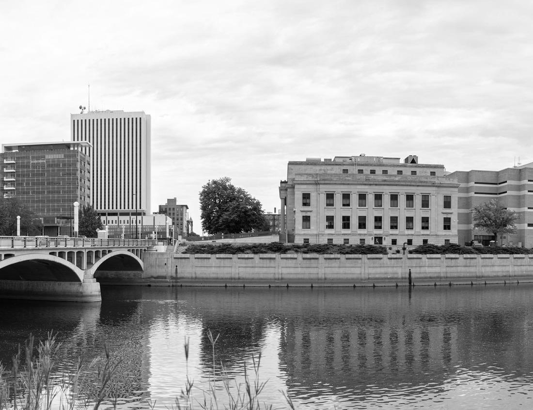 Noah Jigsaw Puzzle Des Moines, Iowa skyline from the state capital at sunset in black white 1000 pieces