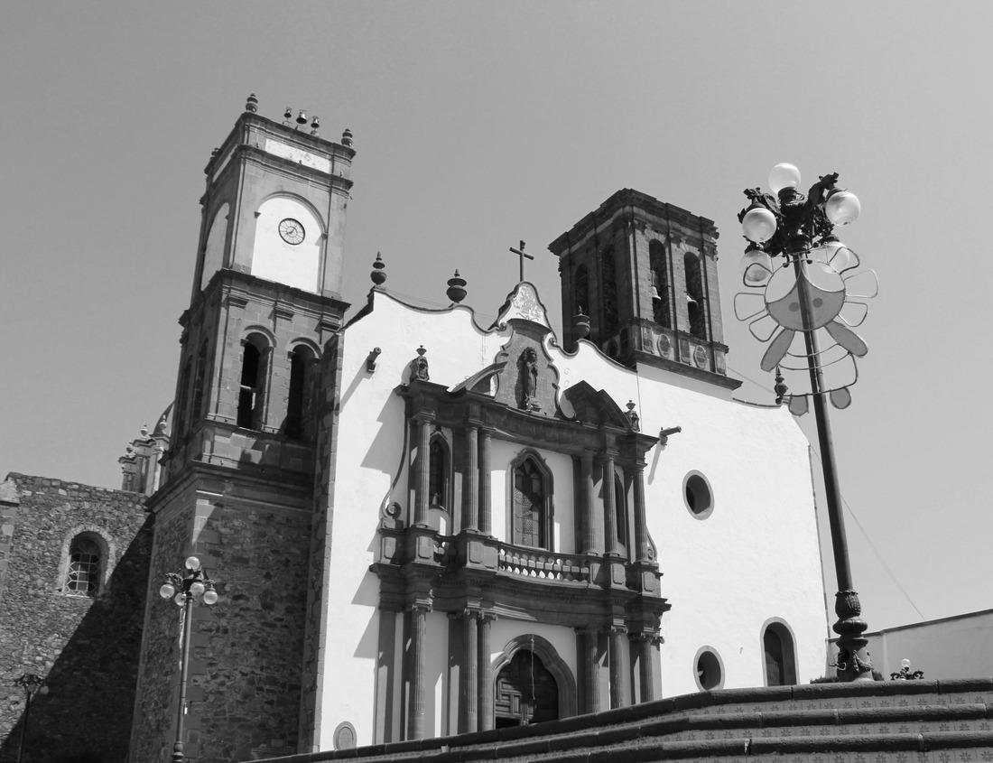 Noah Jigsaw Puzzle Brooklyn Bridge closeup over East River at night in New York City Manhattan and American flag flying in black white 1000 pieces