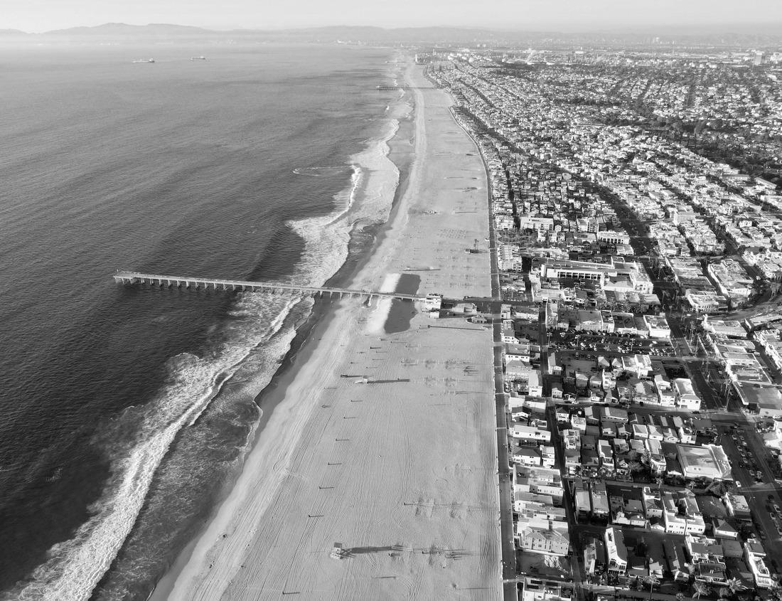 Noah Jigsaw Puzzle Gravina in Puglia, with the Roman two-level bridge that extends over the canyon. Apulia, Italy in black white 1000 pieces