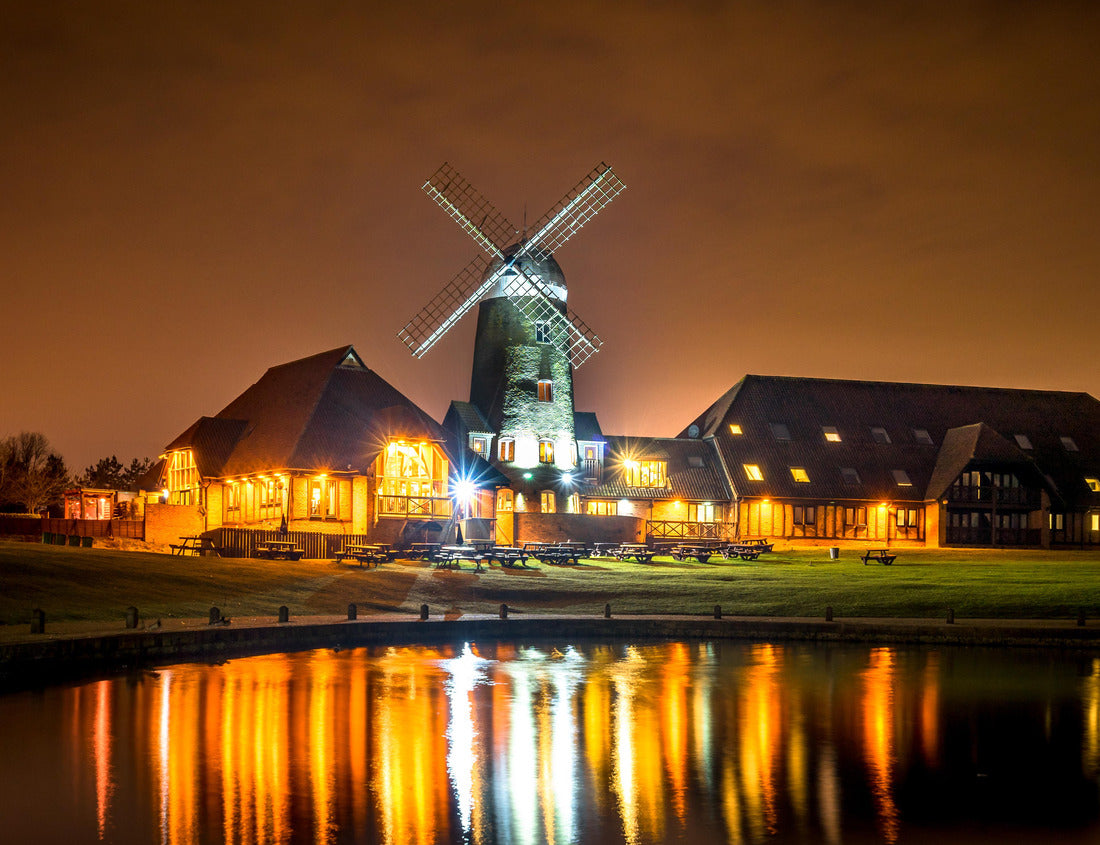 Noah Jigsaw Puzzle A panoramic picture of the windmill at Caldecotte Lake in Milton Keynes, UK at the night 1000 pieces