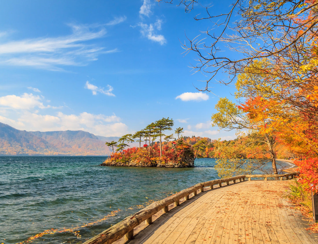 Noah Jigsaw Puzzle Lake Towada view in the fall season, Towada Hachimantai National Park, Aomori, Japan 1000 pieces