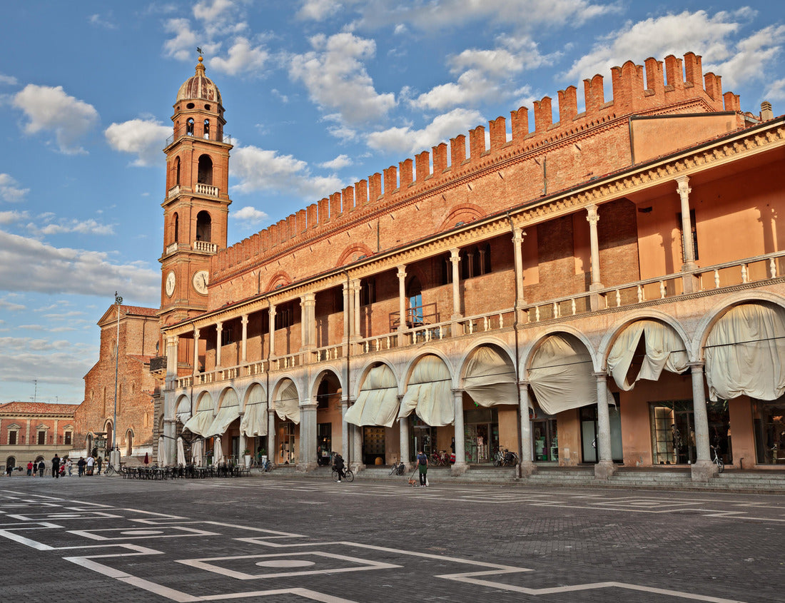 Noah Jigsaw Puzzle Faenza, Ravenna, Emilia-Romagna, Italy: Piazza del Popolo (People's Square) with the characteristic double porch on the facade of the medieval palace in the city famous for its artistic ceramics 1000 pieces