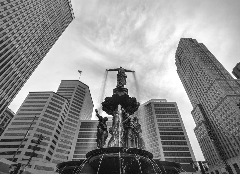 Cincinnati, Ohio monument on downtown in black white