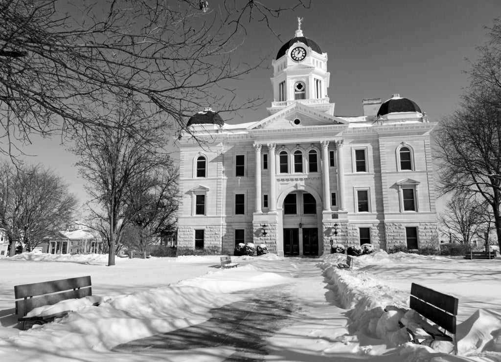 Old courthouse in Carthage, Illinois in black white