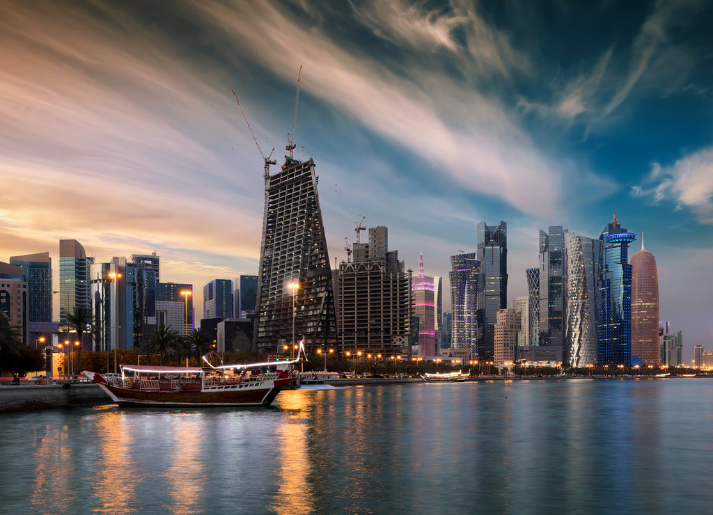 Blick auf die Skyline von Doha, Katar, mit den modernen Hochhäusern bei Sonnenuntergang