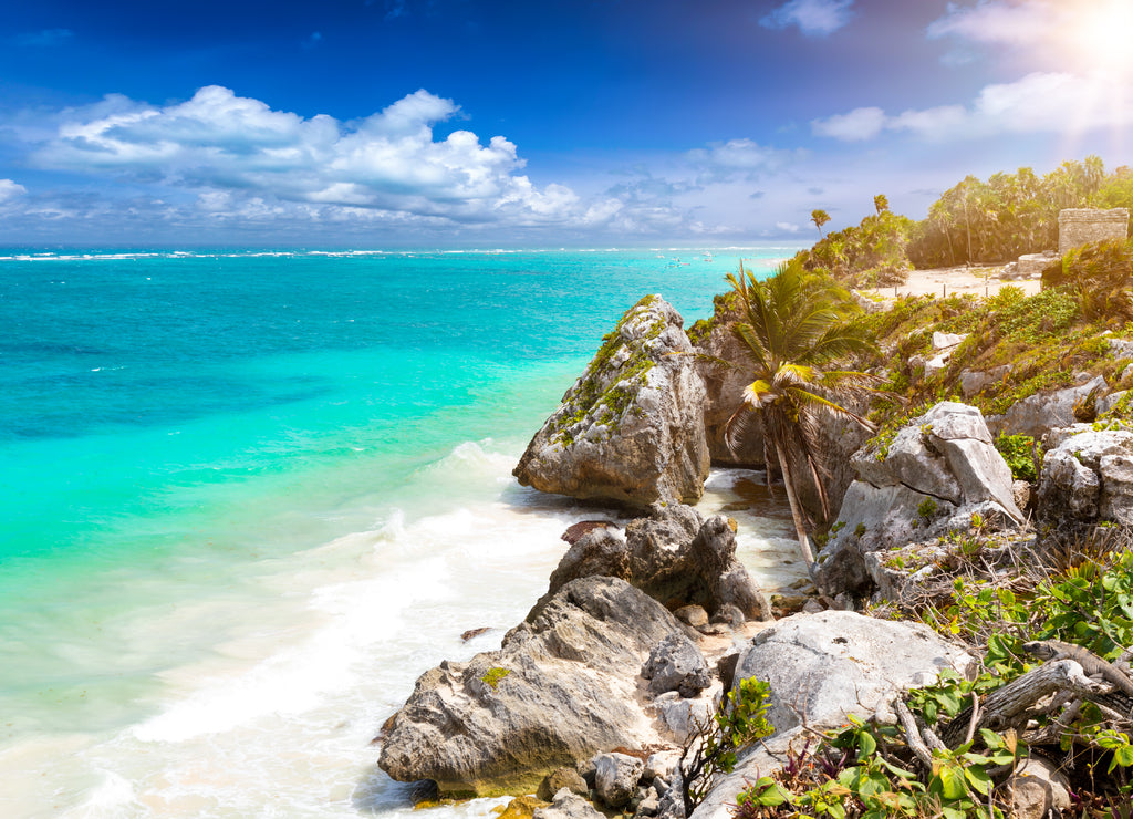 Die Küste von Tulum mit türkisem Ozean und Maya Ruinen, Karibik, Mexiko