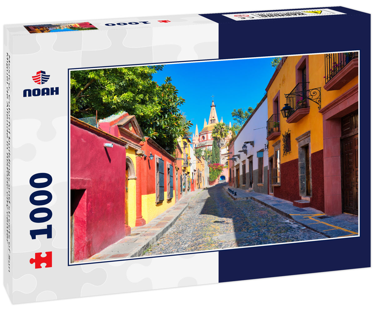 Mexico, Colorful buildings and streets of San Miguel de Allende in historic city center