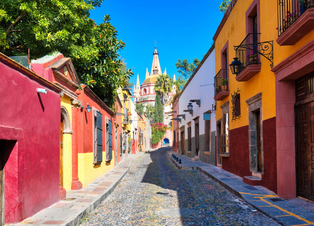 Mexico, Colorful buildings and streets of San Miguel de Allende in historic city center
