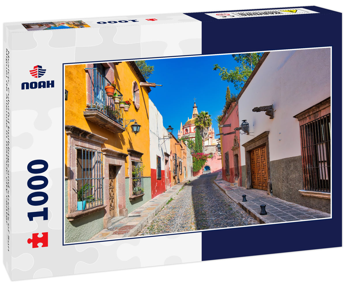 Mexico, Colorful buildings and streets of San Miguel de Allende in historic city center