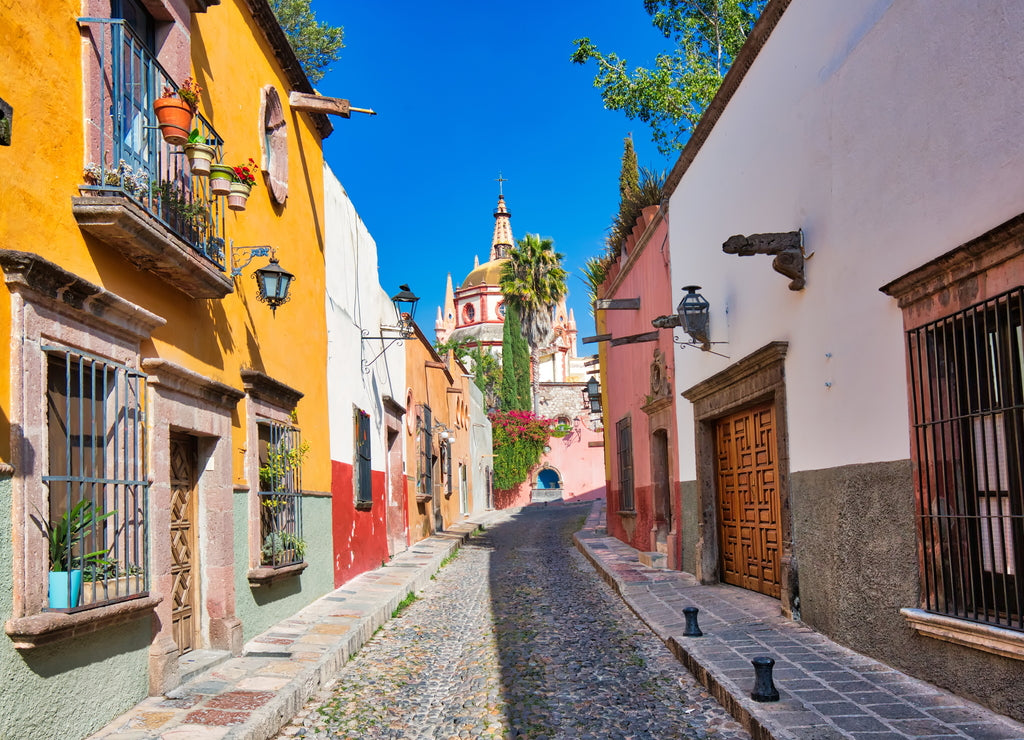 Mexico, Colorful buildings and streets of San Miguel de Allende in historic city center