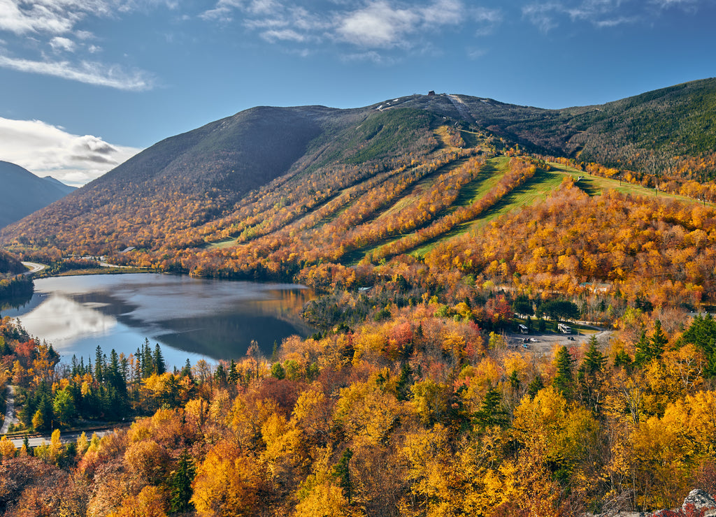 View of Echo Lake from Artist's Bluff in autumn. Fall colours in Franconia Notch State Park. White Mountain National Forest, New Hampshire, USA