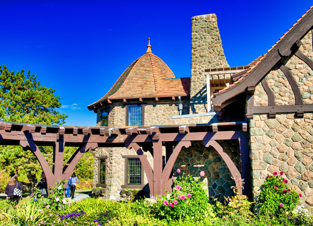 Moultonborough, New Hampshire: Tourists visit Castle in the Clouds on a wonderful autumn morning