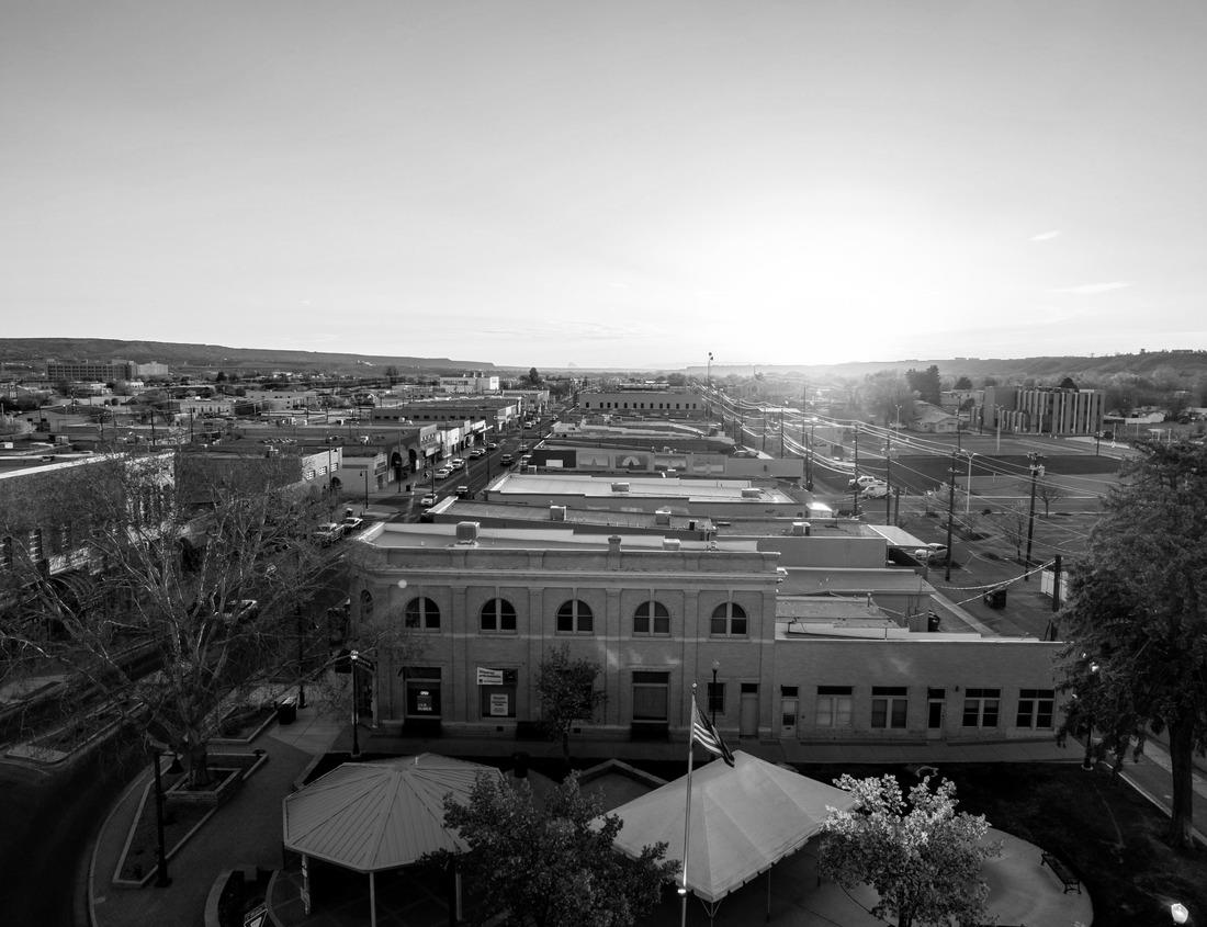 Noah Jigsaw Puzzle Malape Pillars in Malawi, between Liwonde and Zomba in the Chikala Hills in black white 1000 pieces