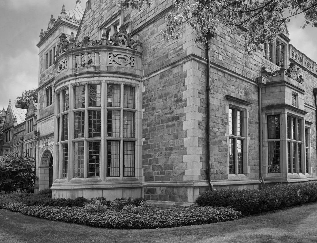 Noah Jigsaw Puzzle Hamburg, Germany. Cityscape image of Hamburg downtown with City Hall during sunset in black white 1000 pieces