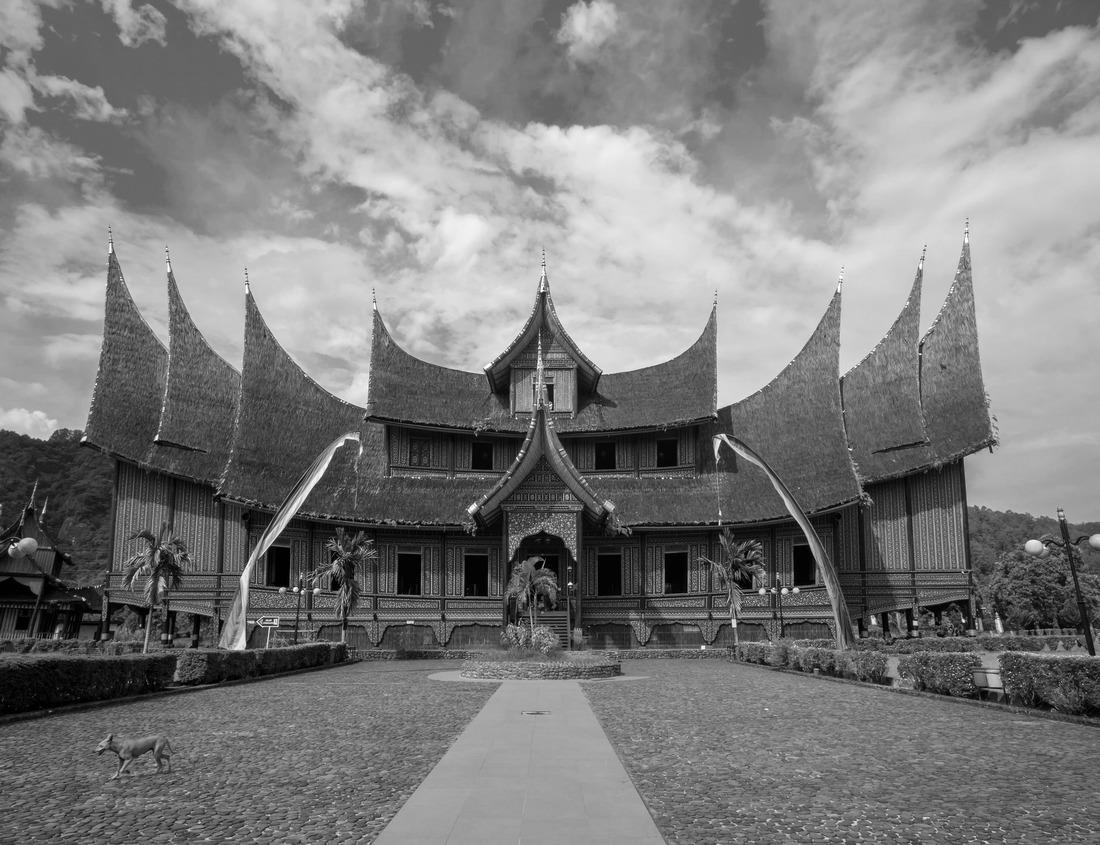 Noah Jigsaw Puzzle Beautiful streets and colorful facades of San Cristobal de las Casas in Chiapas, Mexico in black white 1000 pieces