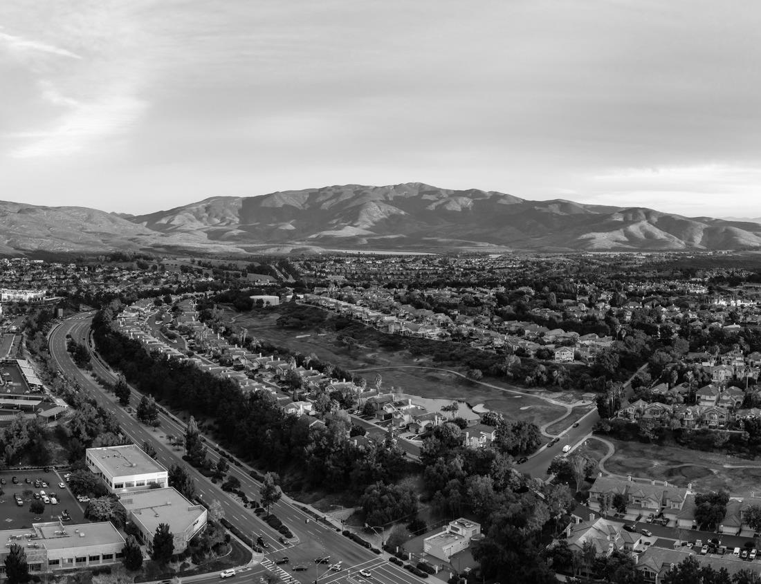 Noah Jigsaw Puzzle Melbourne Flinders Street Train Station with moving tram in Australia at sunset in black white 1000 pieces