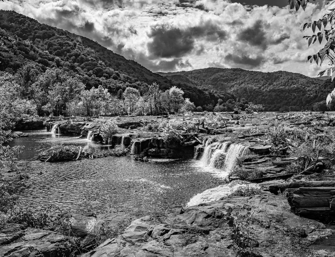 Noah Jigsaw Puzzle Historic Otaru Canals in Otaru, Hokkaido Prefecture, Japan at twilight in black white 1000 pieces