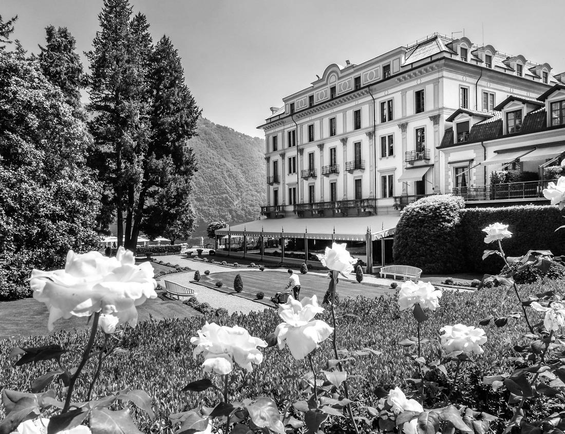 Noah Jigsaw Puzzle Garden Estatua in Es Foner, Palma de Mallorca, Spain in black white 1000 pieces