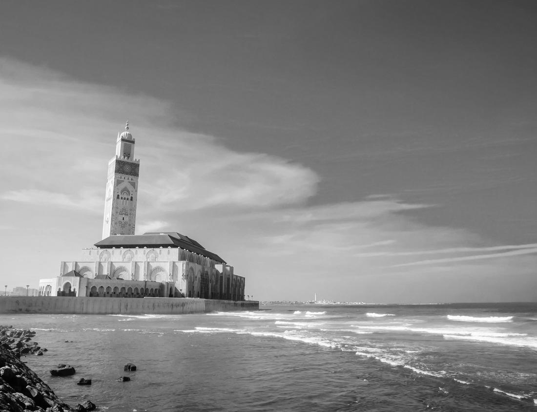 Noah Jigsaw Puzzle Hawaii beach Honolulu city travel landscape of Waikiki beach and Diamond Head mountain peak at sunset, Oahu island in black white 1000 pieces