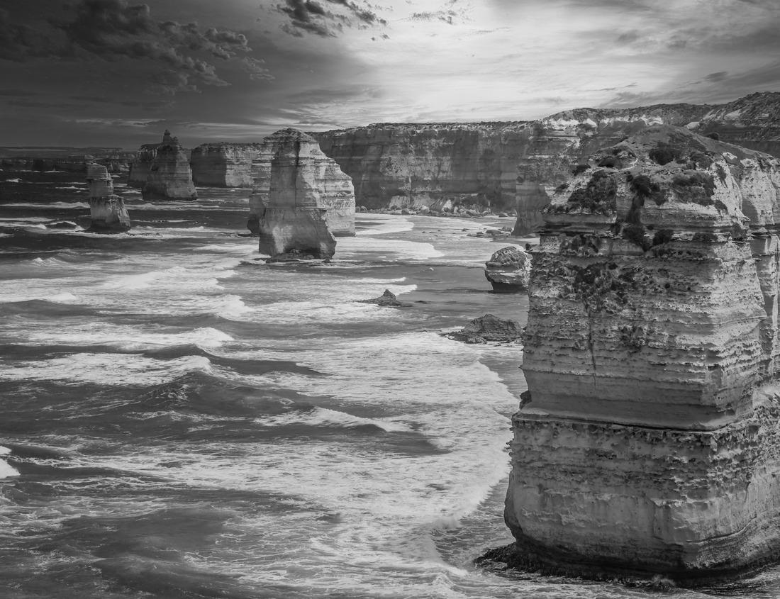 Noah Jigsaw Puzzle Charging river at Cuyahoga valley nation park. In autumn season in black white 1000 pieces