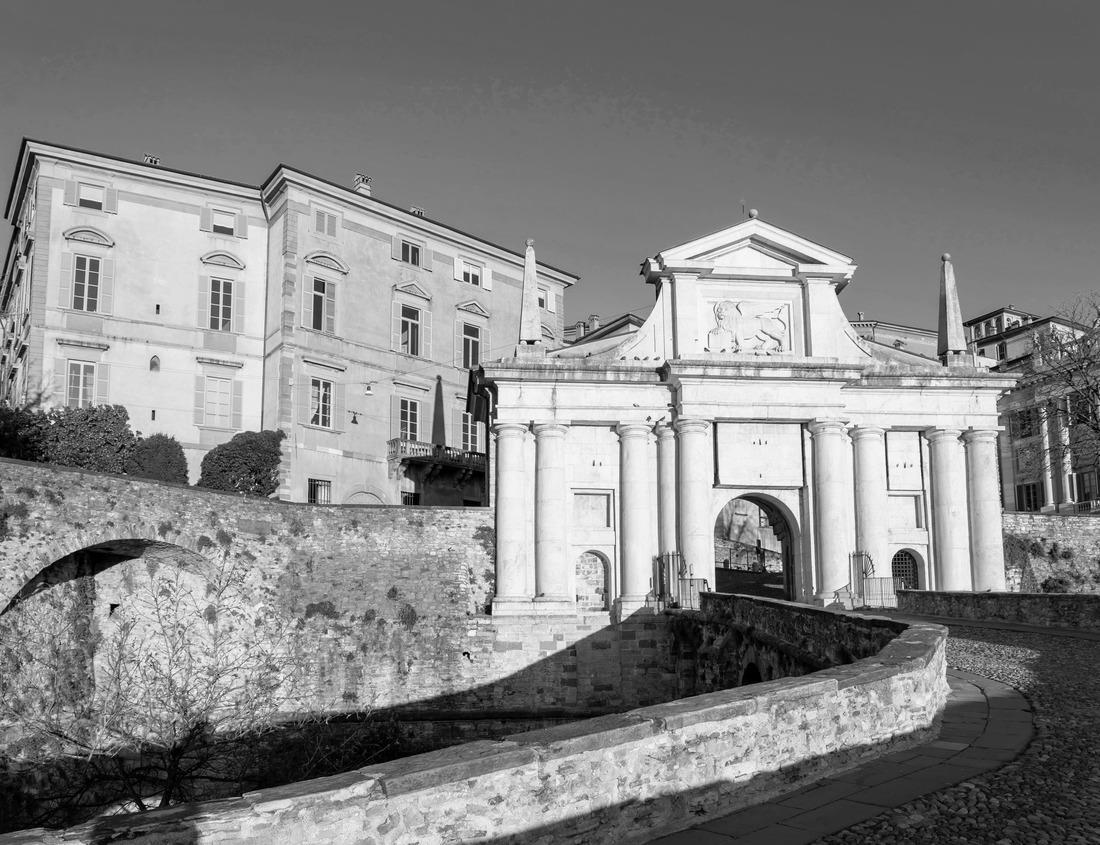 Noah Jigsaw Puzzle National Park of Abruzzo, Lazio and Molise (Italy) - The autumn with foliage in the italian mountain natural reserve, with little towns, wild animals like deer, Barrea Lake, Camosciara, Forca d'Acero in black white 1000 pieces