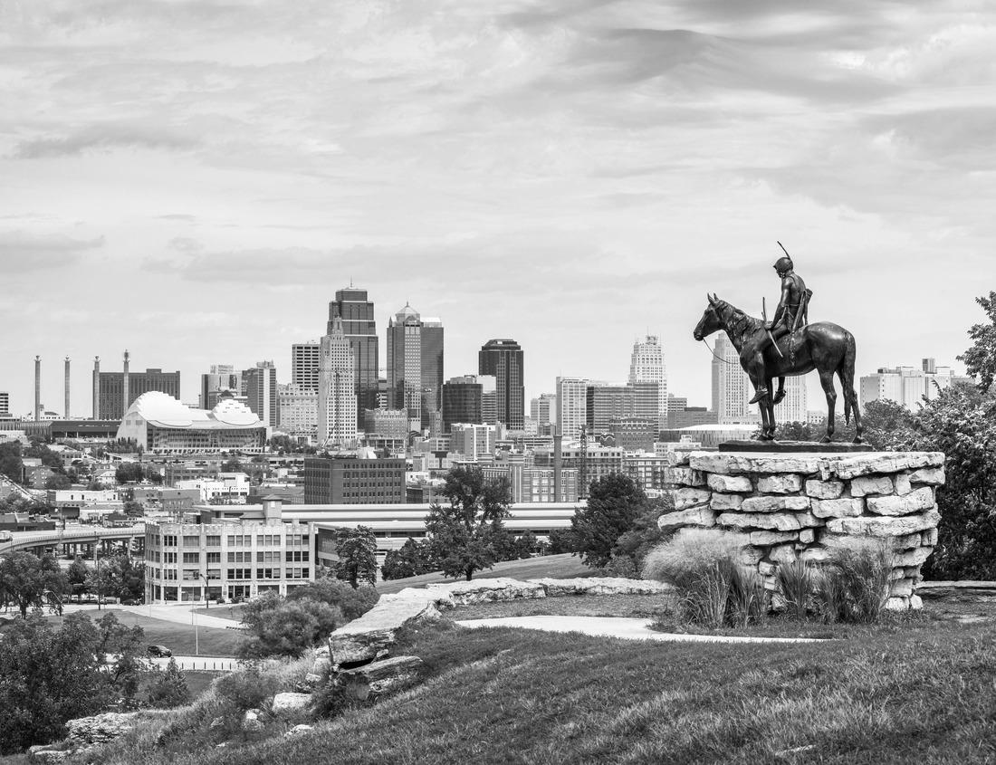 Noah Jigsaw Puzzle Downtown skyline of Kansas City, Missouri, USA. in black white 1000 pieces