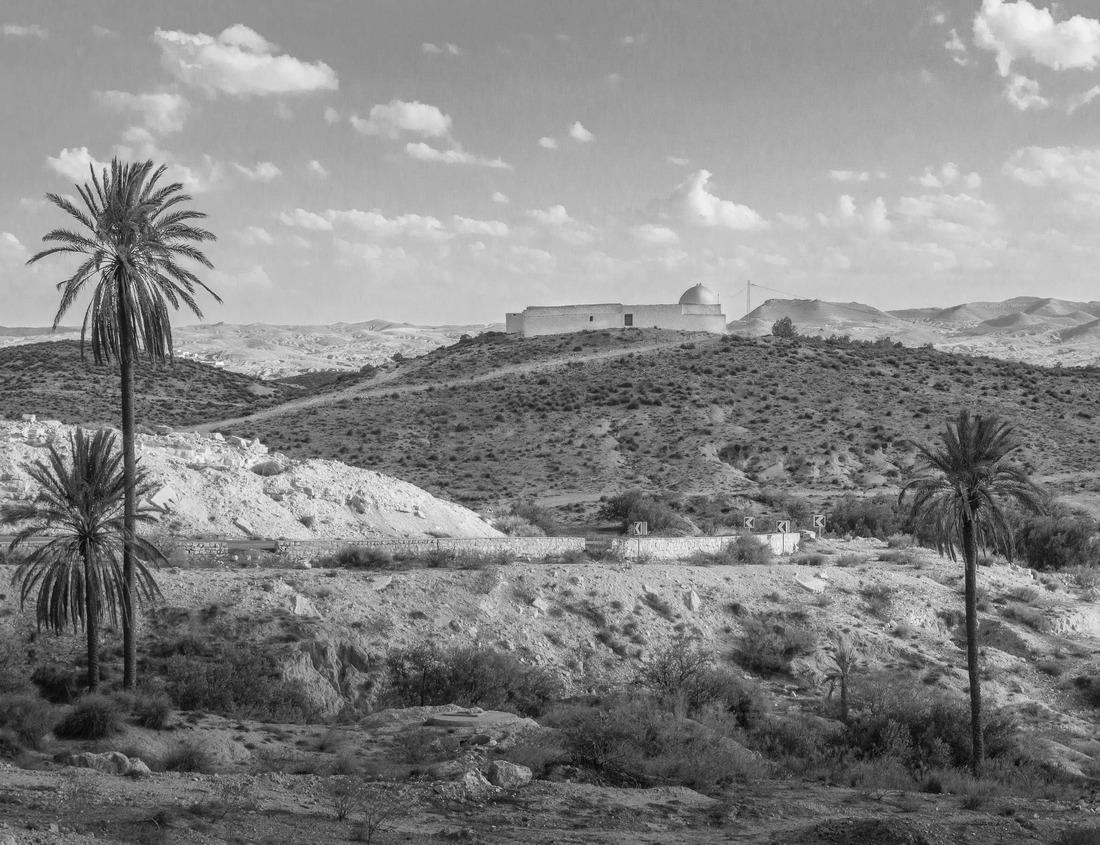 Noah Jigsaw Puzzle Berber village in the hot desert of North Africa (Gabes Governorate), Tunisia. in black white 1000 pieces