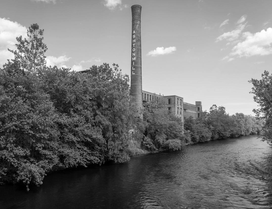 Noah Jigsaw Puzzle Centennial Bridge over Mississippi River in Rock Island IL and Davenport IA in black white 1000 pieces
