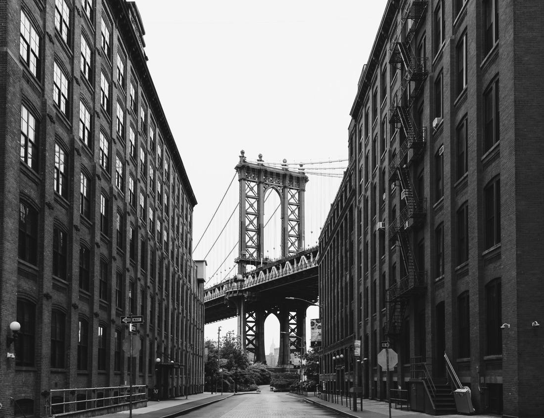 Noah Jigsaw Puzzle Manhattan Bridge seen from a Brooklyn street in New York City, USA. in black white 1000 pieces